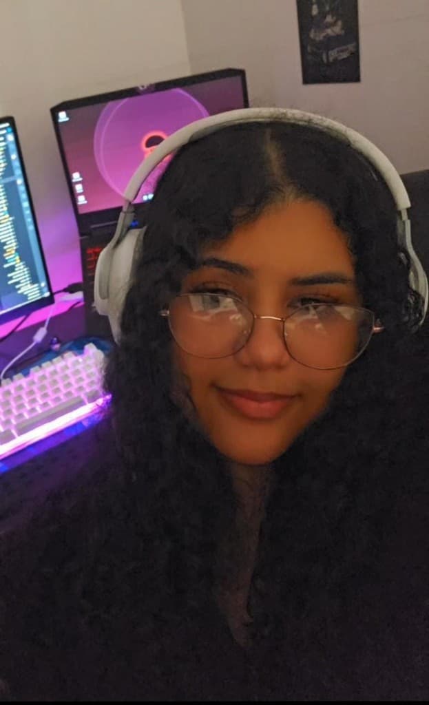 Yasmin em seu setup de desenvolvimento
